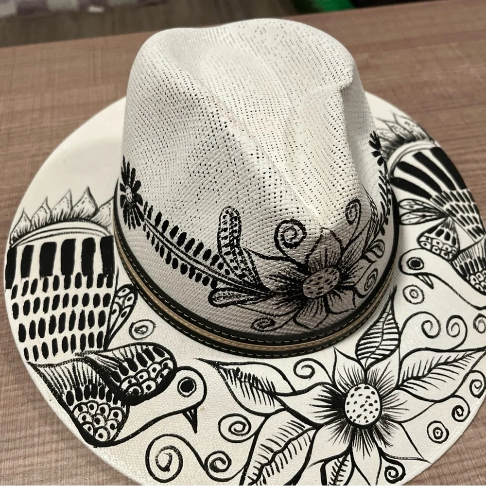 Elegant Black and White Hat - Picture 3 of 4